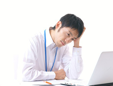 悩む男性